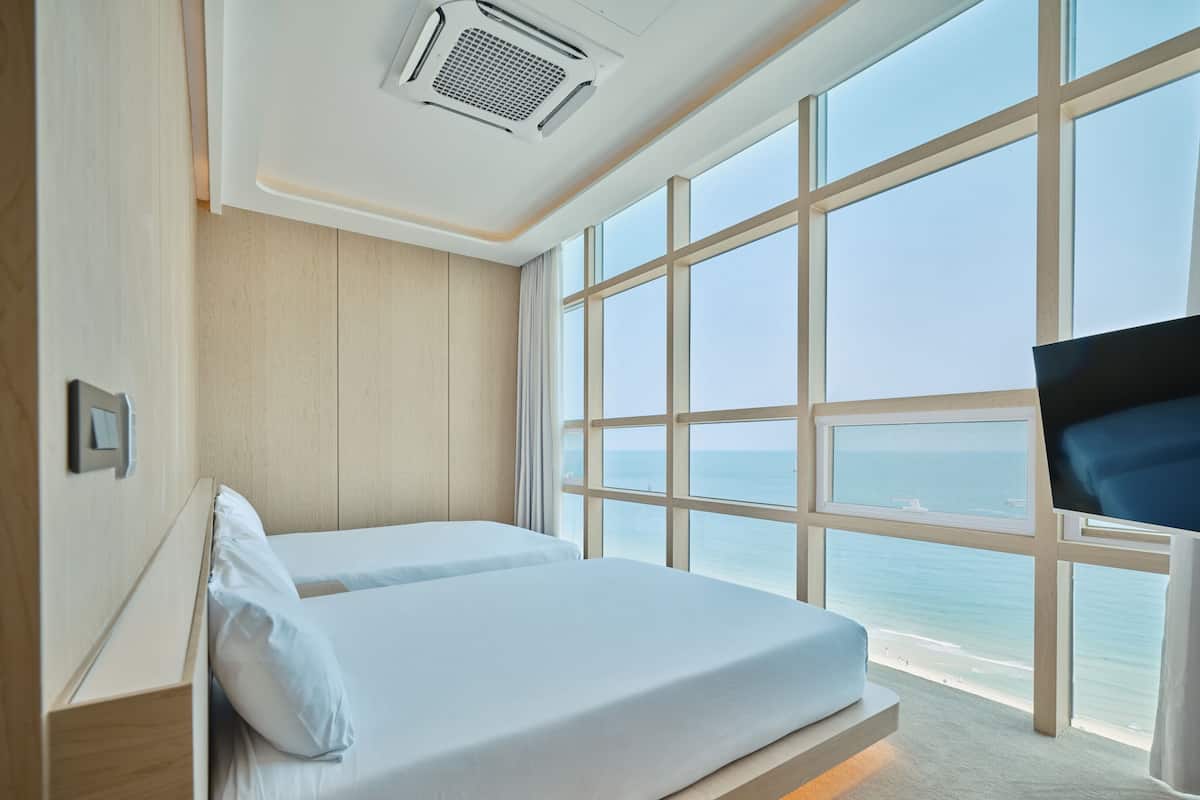 Basic fyrbäddsrum (Ocean Premier Family (Highest Floor)) | Strykjärn/strykbräda, gratis wi-fi och sängkläder