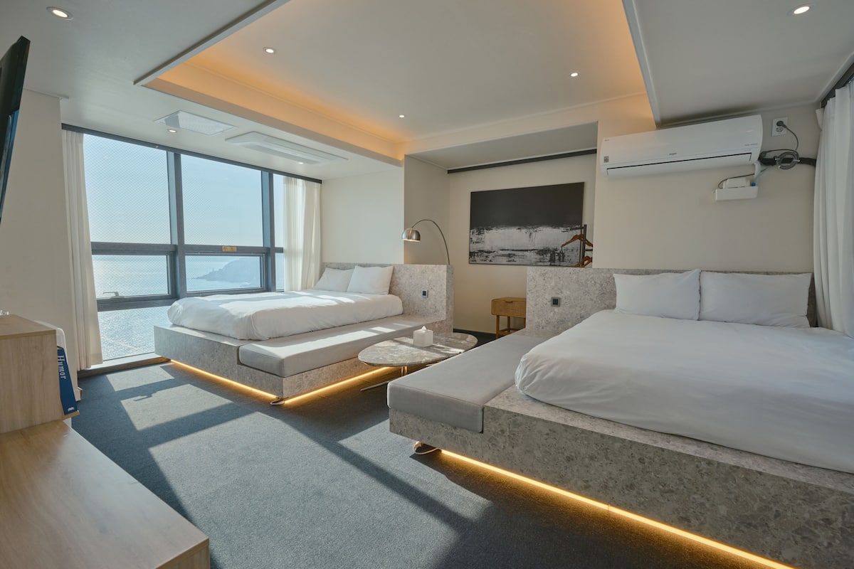 Habitación familiar, vistas al mar (Standard, Randomly selected) | Tabla de planchar con plancha, wifi gratis, ropa de cama