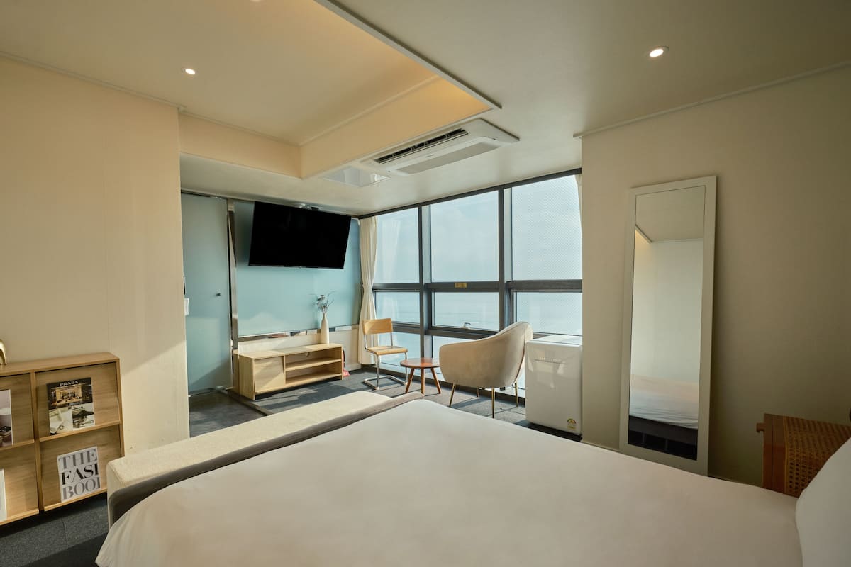 Habitación estándar doble, vistas al mar (Randomly selected) | Tabla de planchar con plancha, wifi gratis, ropa de cama