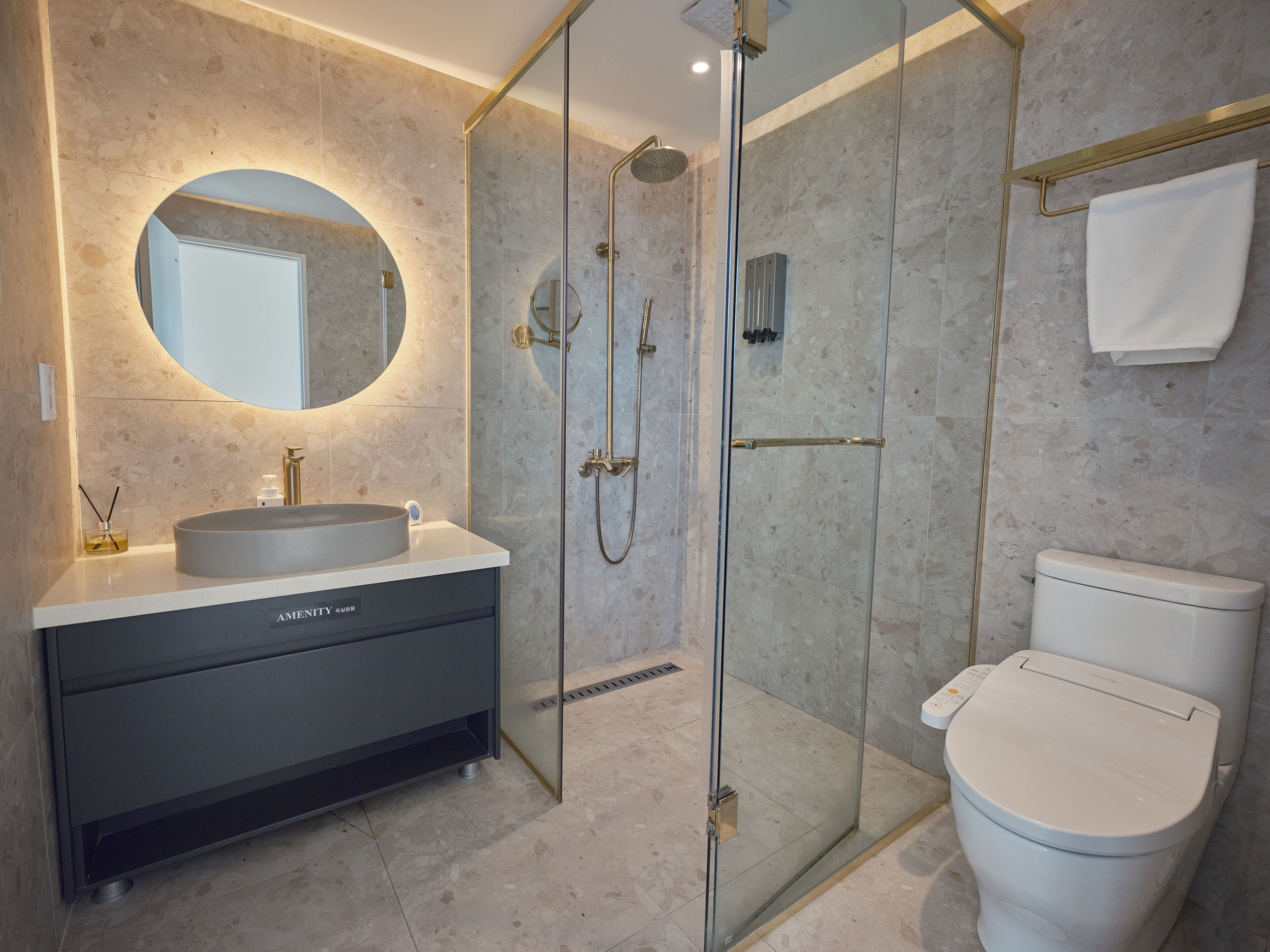 Suite familiar, vistas al mar (Deluxe Suite) | Baño | Ducha y cabezal de ducha tipo lluvia