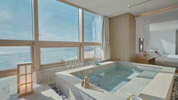 Phòng dành cho gia đình, quang cảnh biển (Private Spa, Randomly selected) | Bồn tắm spa riêng