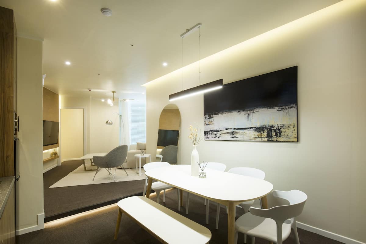 Suite familiar, sin ventanas, en edificio anexo (Suite, Randomly selected) | Tabla de planchar con plancha, wifi gratis, ropa de cama