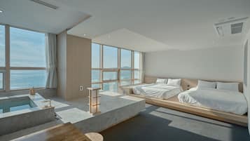 Habitación familiar, vista al océano (Private Spa, Randomly selected) | Tabla de planchar con plancha, wifi gratis y ropa de cama