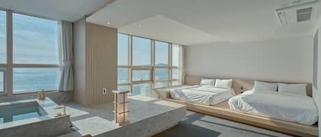 Quarto família, vista para o oceano (Private Spa, Randomly selected) | Ferros/tábuas de passar roupa, Wi-Fi de cortesia, roupa de cama