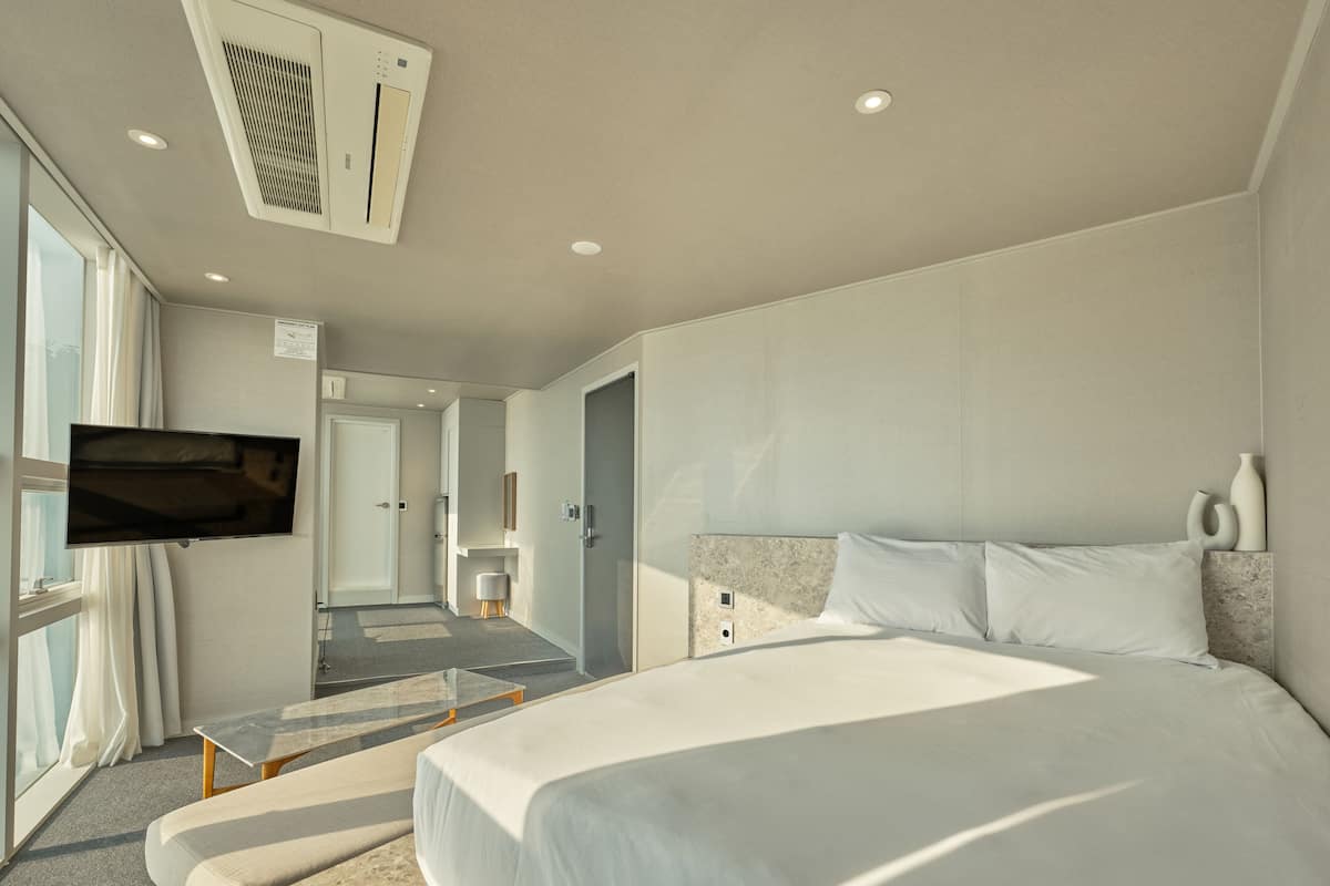 Habitación Deluxe doble, bañera, vistas al mar | Tabla de planchar con plancha, wifi gratis, ropa de cama