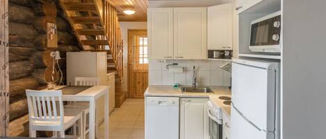 Een koelkast, een microgolfoven, een vaatwasser