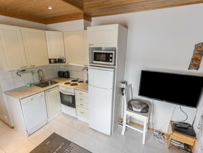 Kjøleskap, mikrobølgeovn, oppvaskmaskin og kjøkkenutstyr