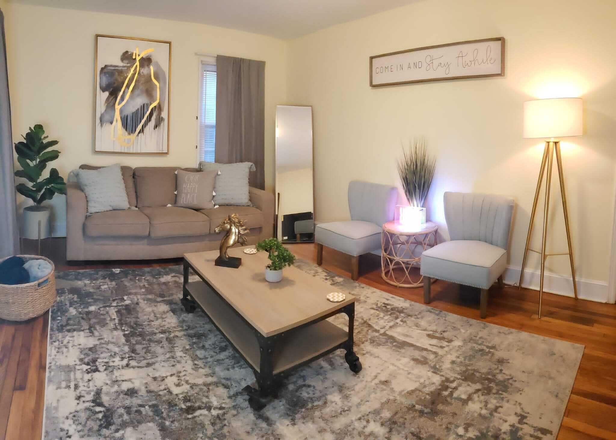 Entire house 5 guests/free parking onsite. Walk Downtown/fenced Patio&Grill