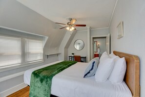 2 bedrooms, desk, free WiFi - 2 Bedroom Loft with Treetop Views in Modern Farmhouse (Memphis)