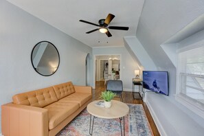 Smart TV, offices - 2 Bedroom Loft with Treetop Views in Modern Farmhouse (Memphis)