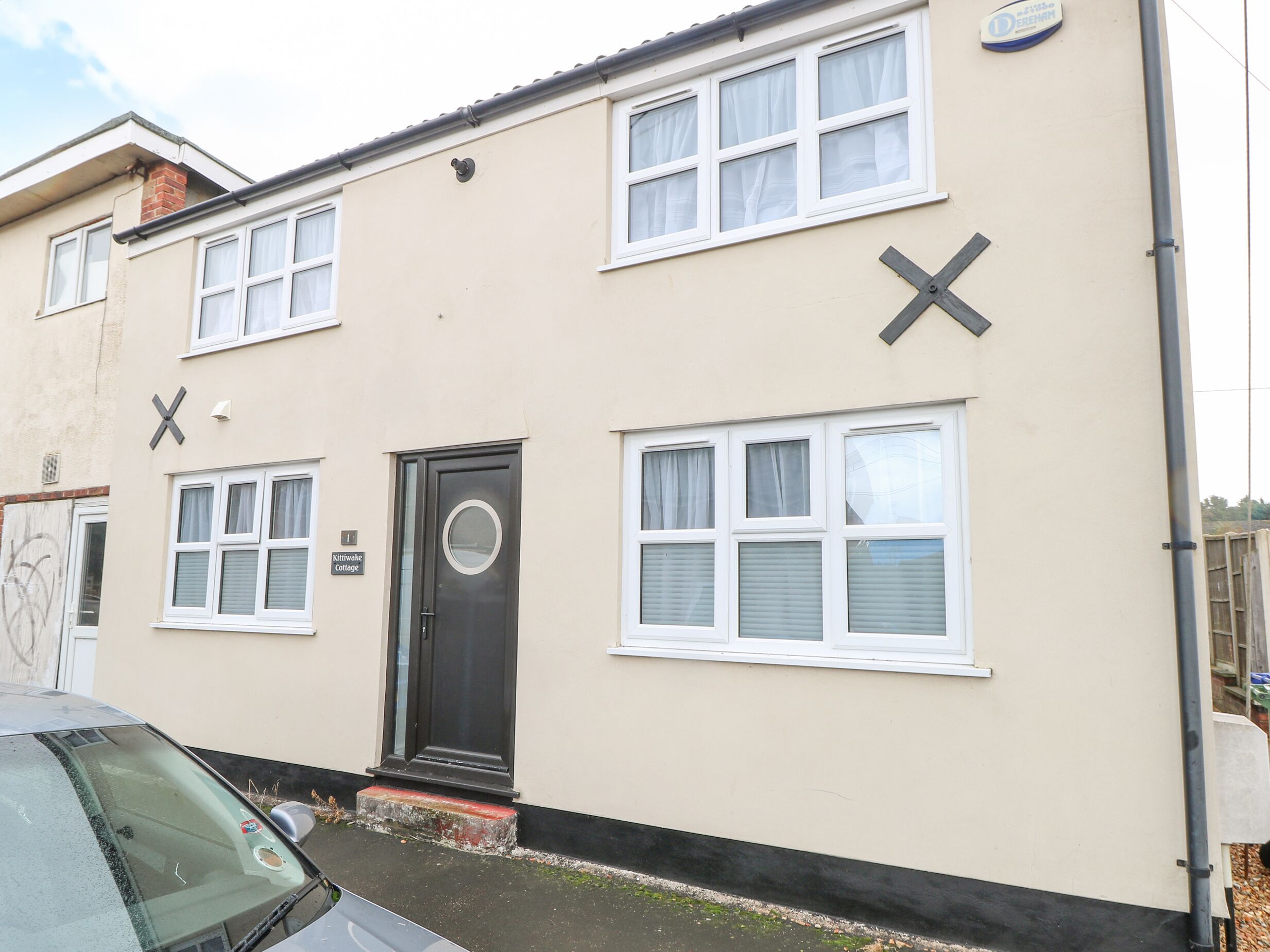 KITTIWAKE COTTAGE, pet friendly, with a garden in Hunstanton