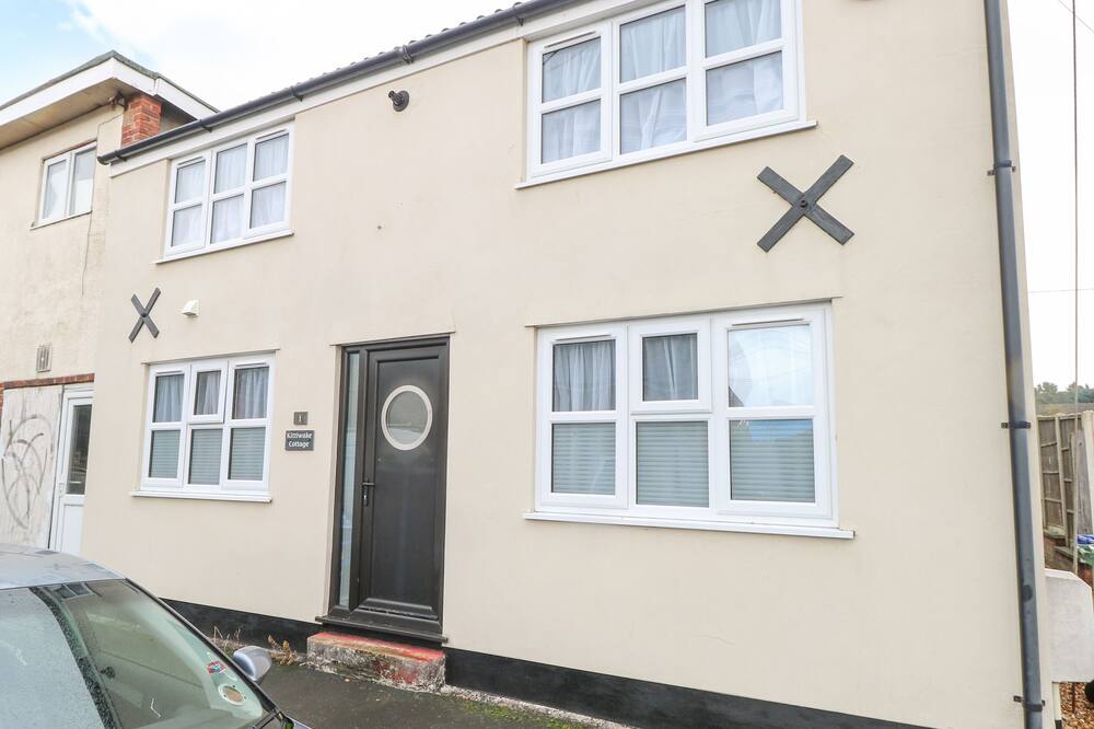 KITTIWAKE COTTAGE, pet friendly, with a garden in Hunstanton