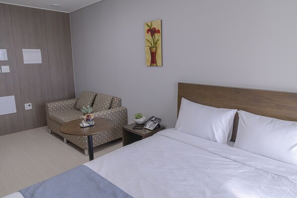 Standard-Doppelzimmer | Daunenbettdecken, Schreibtisch, laptopgeeigneter Arbeitsplatz