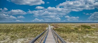 Relax at Sandpiper Cottage: Fripp Island Gem with Bikes,  Golf Cart, Smart TVs, Deck, and Pet-Friend