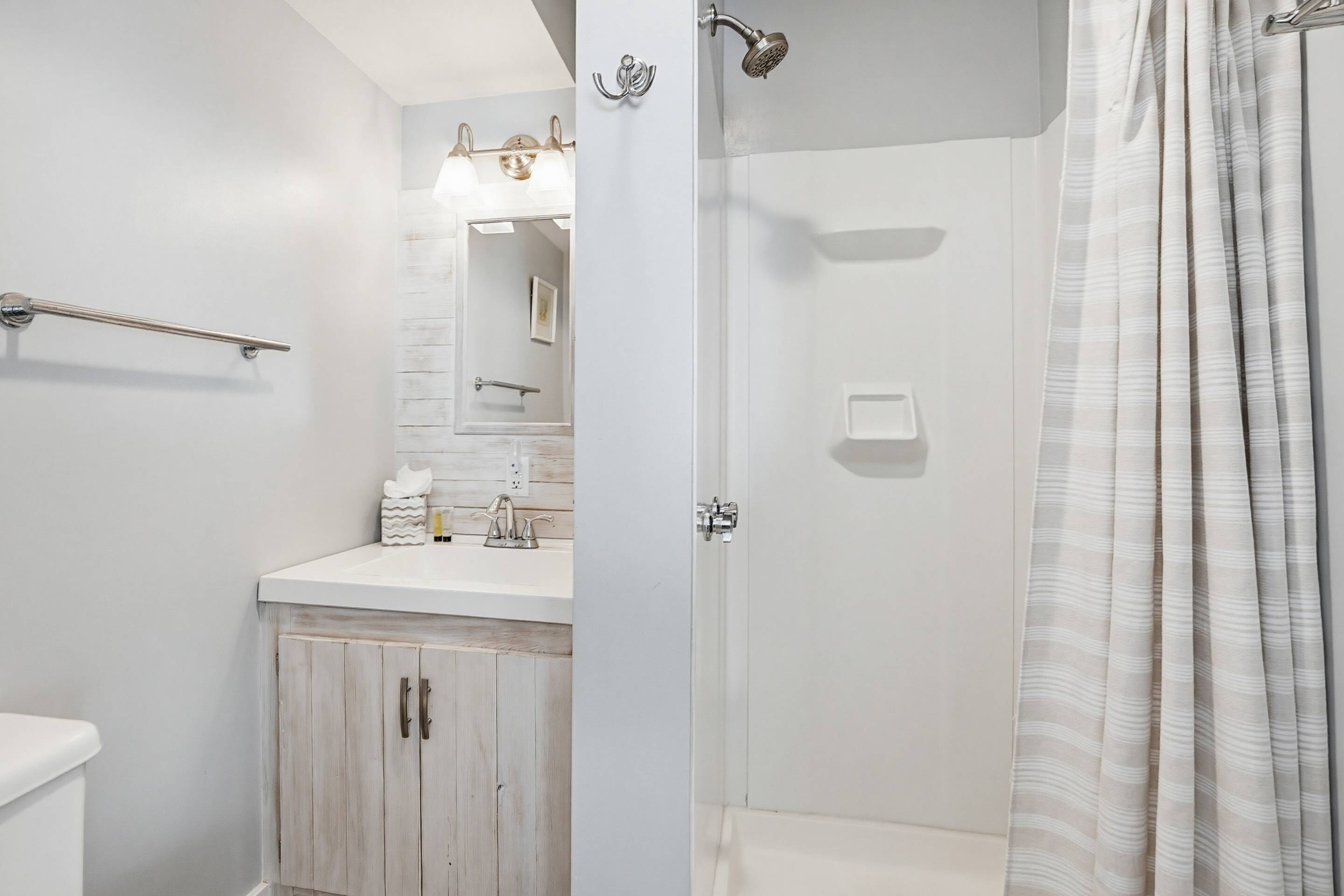 Ein Badezimmer mit Dusche, Toilette und Waschbecken.