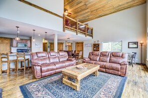 Smart TV, fireplace, DVD player, books - Spacious Home with Wrap-Around Deck, Hot Tub, Fireplace - Elk Ridge (Fairplay)