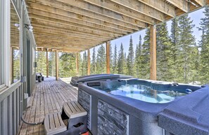 Outdoor spa tub - Spacious Home with Wrap-Around Deck, Hot Tub, Fireplace - Elk Ridge (Fairplay)