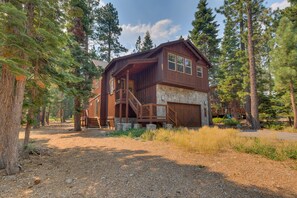 Exterior - Paradise in the Pines By Tahoe Getaways - Luxury 4BR, Wooded Views, Near Lake (Carnelian Bay)