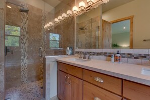 Combined shower/bathtub, hair dryer, towels - Paradise in the Pines By Tahoe Getaways - Luxury 4BR, Wooded Views, Near Lake (Carnelian Bay)