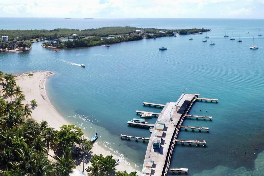 Beach nearby, sun-loungers, beach towels