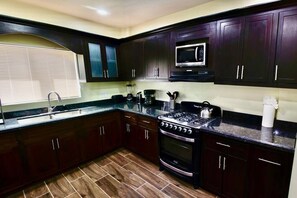 Fridge, microwave, oven, stovetop - MeMe’s Place Villa #2 (Placencia)