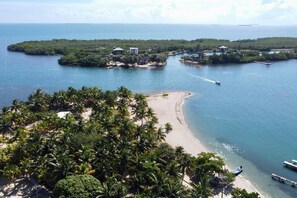 Beach nearby, sun-loungers, beach towels - MeMe’s Place Villa #2 (Placencia)