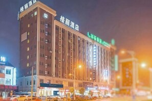 A multi-story hotel with signage indicating it is a hotel. - Geli Hotel (Shanghai Kangqiao Subway Station store, New International Expo Center ) (Shanghai)