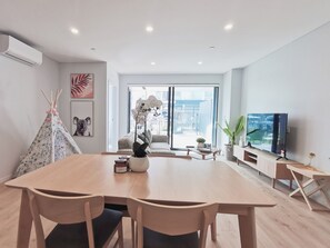 Deluxe Apartment | Living area | Flat-screen TV, Netflix, streaming services - Brand New Lux 2 Bedroom Apartment (Auckland)