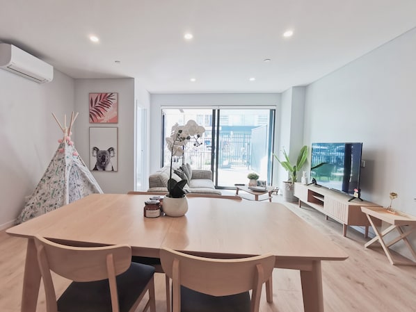 Appartement Deluxe | Aire de séjour | Téléviseur à écran plat, Netflix, services de diffusion en continu