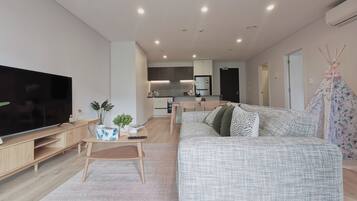 Deluxe Apartment | Living area | Flat-screen TV, Netflix, streaming services