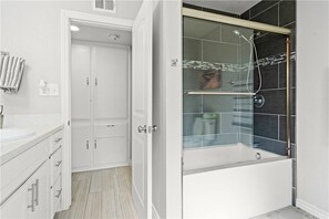 Combined shower/tub, hair dryer, towels, soap - VeryPrivateHouse in Riverside,3bedrooms& 2 1/2 bathroom house w/Pool & big Patio (Riverside)