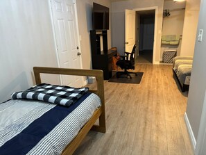 3 dormitoris, escriptori, planxa i posts de planxar i wifi gratuïta