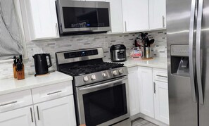 Jääkaappi, mikroaaltouuni, uuni, liesi