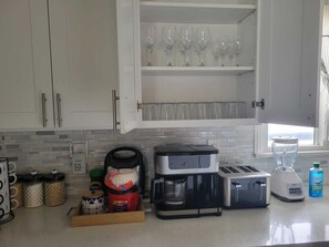 Fridge, microwave, oven, stovetop - VeryPrivateHouse in Riverside,3bedrooms& 2 1/2 bathroom house w/Pool & big Patio (Riverside)