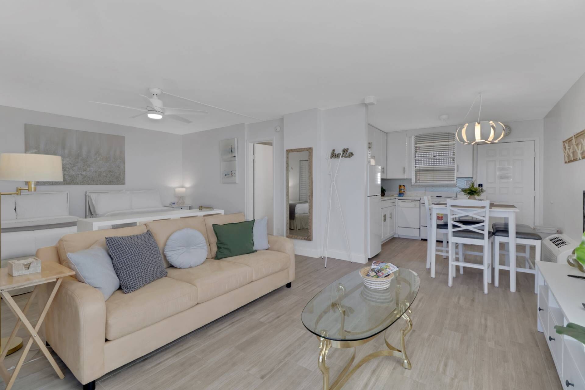 Eine moderne Wohnung mit Wohnzimmer, Essbereich und Küche.