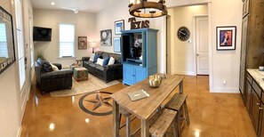 Smart TV, stereo - Gorgeous 2 bedroom Casita on the Guadalupe River walking distance from Gruene. (New Braunfels)