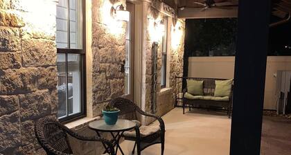 Gorgeous 2 bedroom Casita on the Guadalupe River walking distance from Gruene.