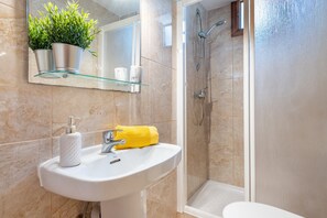 Kylpyamme, ilmaiset hygieniatuotteet, hiustenkuivaaja, pyyhkeet