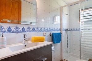 Kylpyamme, ilmaiset hygieniatuotteet, hiustenkuivaaja, pyyhkeet