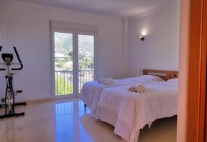 4 bedrooms, iron/ironing board, free WiFi, bed sheets - Luxurious Villa with Private Pool, Wi-Fi, A/C, Terrace & Garden, NO under 40 (Mijas Pueblo)