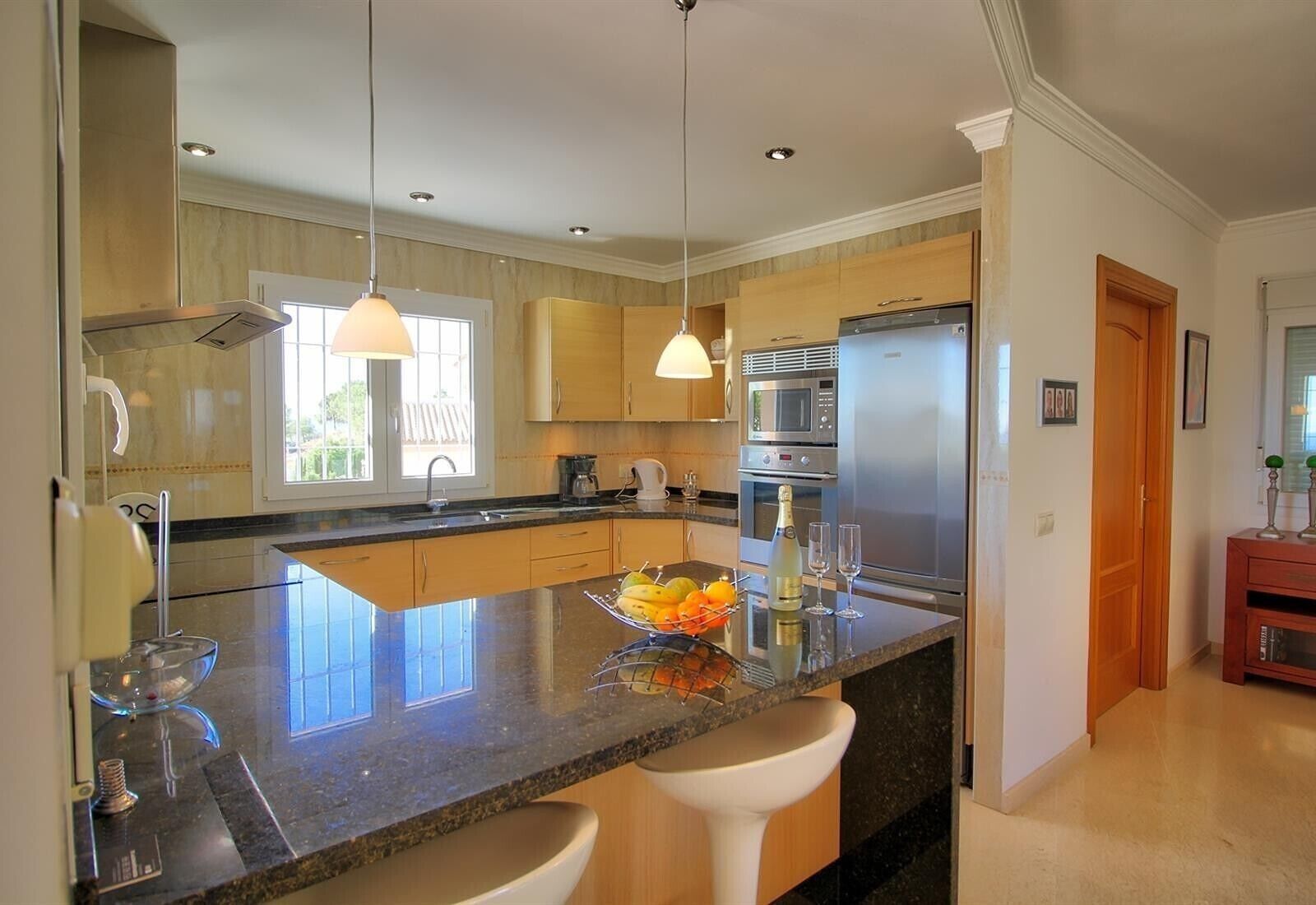 Kylskåp, mikrovågsugn, ugn och spishäll