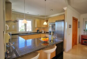 ثلاجة، ميكروويف، فرن، موقد طهي مسطح