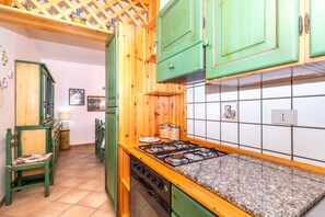 Refrigerador, horno, parrilla de estufa y tetera eléctrica 