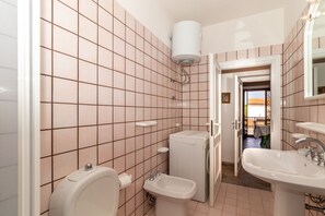 Douche, sèche-cheveux, serviettes fournies