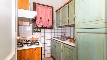 Kühlschrank, Ofen, Herdplatte, Wasserkocher