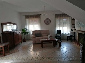 Een televisie en een open haard