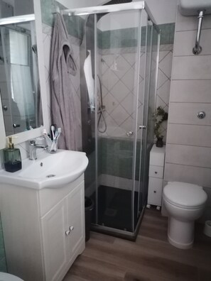 Shower, hair dryer, towels - "Casa Vacanze Bau Mela" with Mountain view and Shared Garden (Villanova Strisaili)