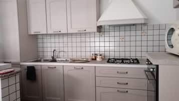 Køleskab, mikrobølgeovn, ovn, kogeplade