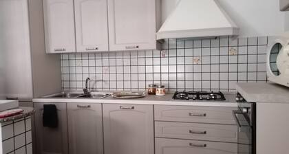 "Casa Vacanze Bau Mela" avec vue sur la montagne et jardin partagé.