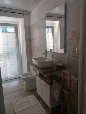 Dusche, Haartrockner, Handtücher